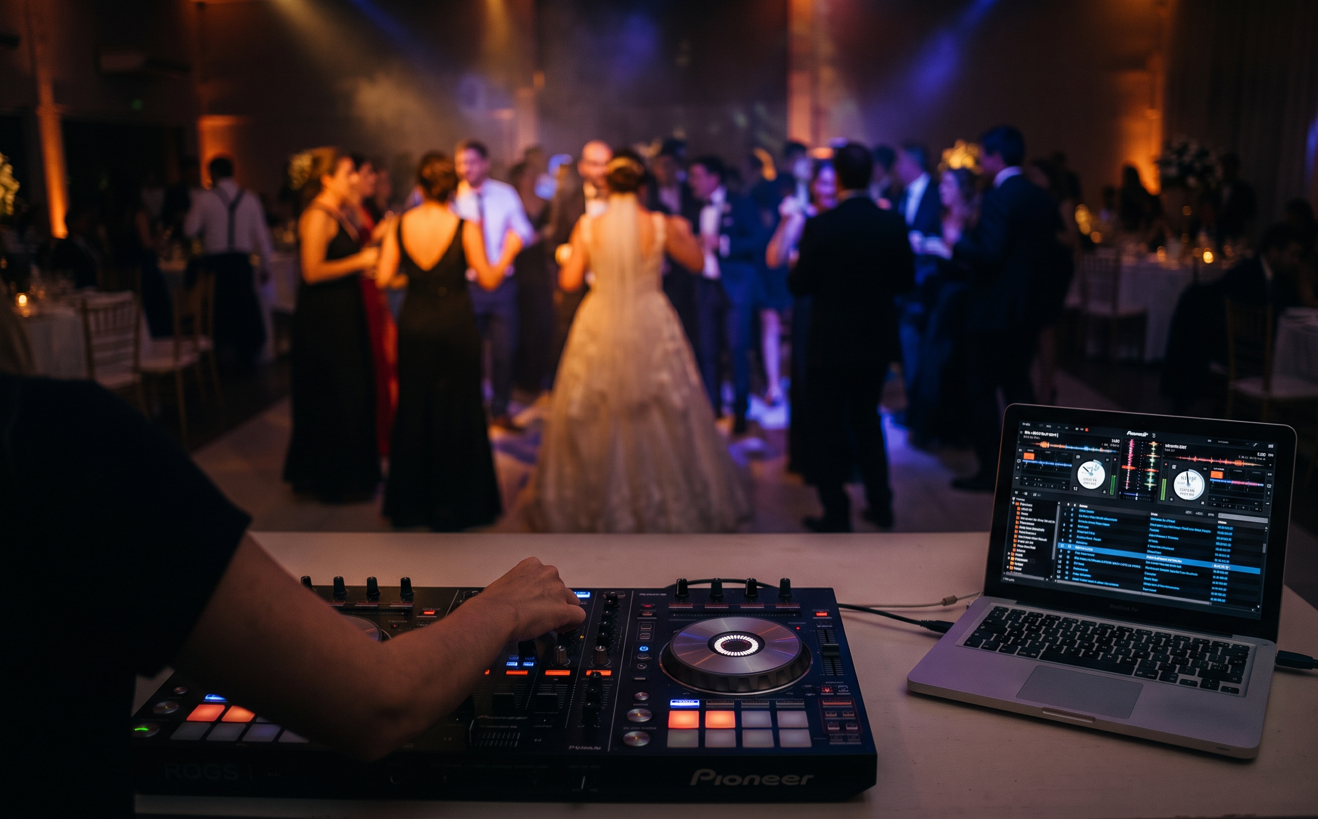 DJ en fiesta de noche con pista llena
